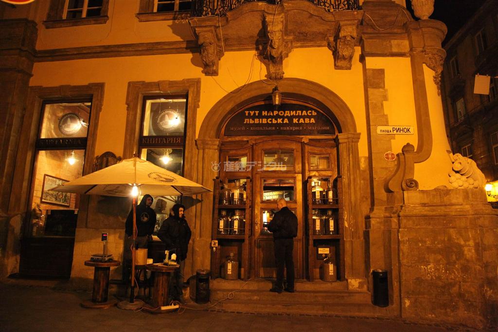 コーヒーの街、リビウにはおしゃれなカフェが多い。芳ばしい香りが漂ってくる＝２０１３年１２月４日、ウクライナ・リビウ州リビウ（佐々木正明撮影）