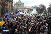 リビウ中心部の独立広場では、連日、欧州連合（ＥＵ）への加盟を求める若者たちが集まっていた＝２０１３年１２月５日、ウクライナ・リビウ州（佐々木正明撮影）
