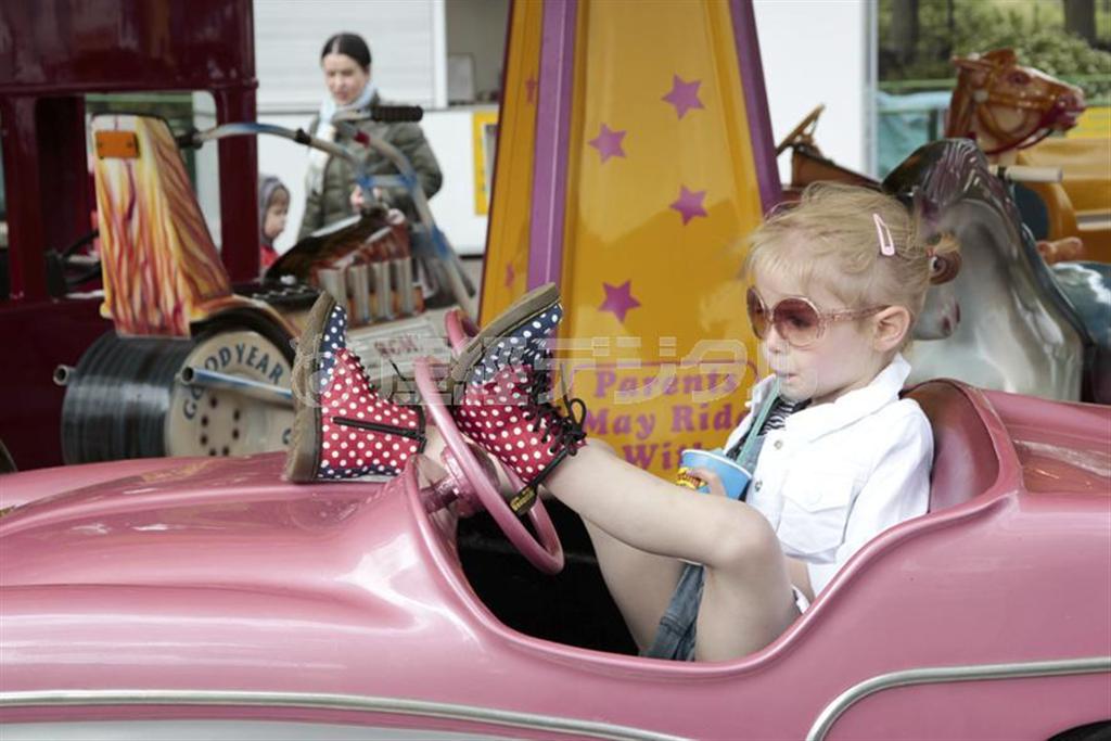 定番スタイルの８ホールブーツも、ビビッドな色にドットをあわせたかわいらしいデザインはキッズならでは（１万２９０円）