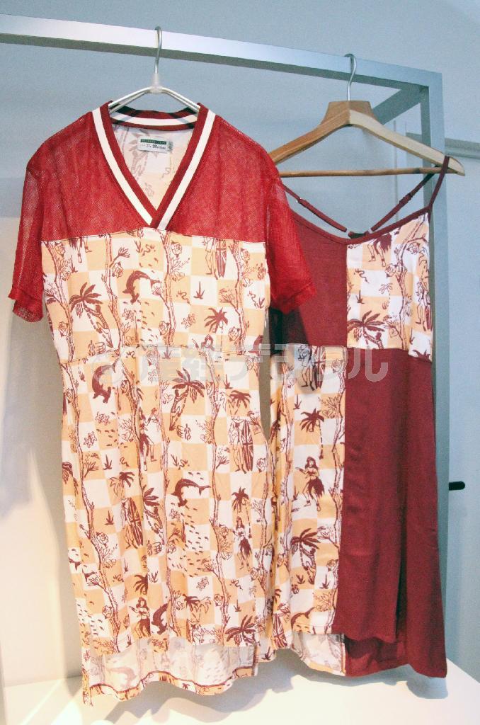 ロサンゼルスで７０年代にムーブメントとなった“サーフパンク”からインスパイアされたコレクション。プリントをよく見ると、サーフボードにユニオン・フラッグをデザインするなど英国のエッセンスを取り入れているのも面白い