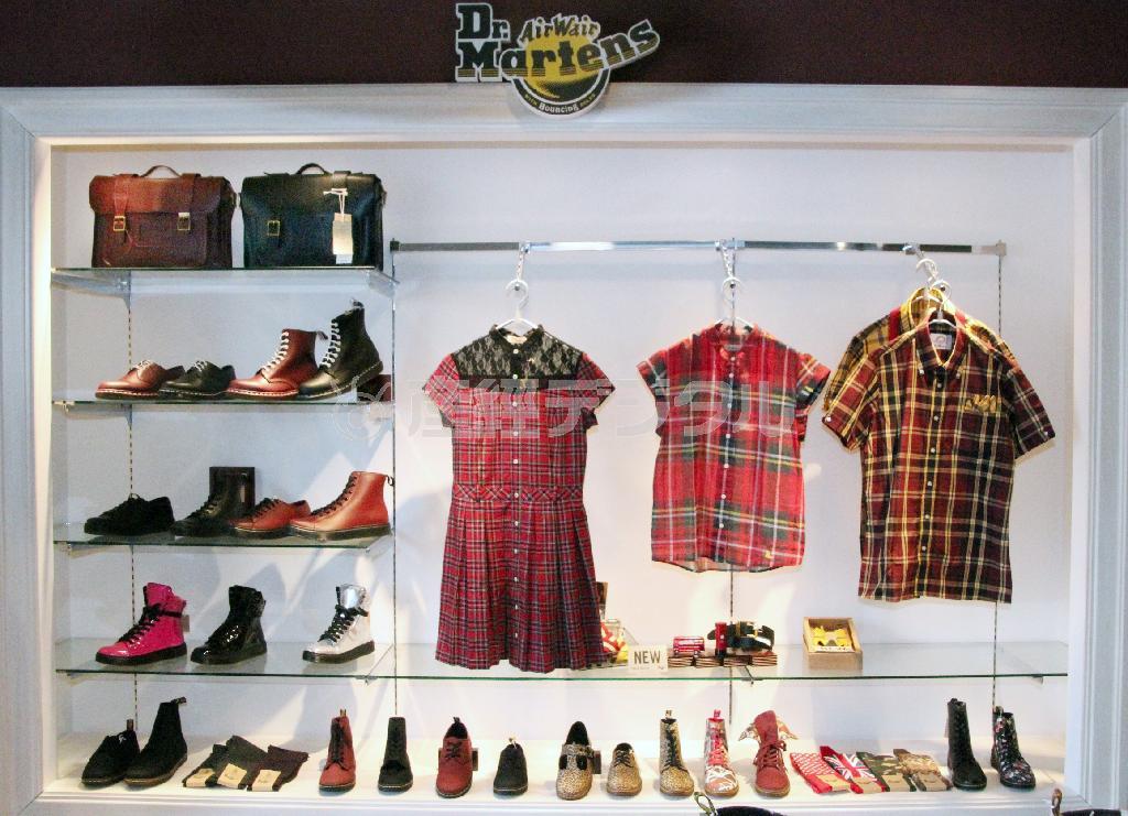ドクターマーチンのオリジナルラインも、店頭には新作が登場。ブリティッシュサブカルチャーをテーマにしたデザインは、日本でも人気が高い（中央のワンピース１万８９００円）