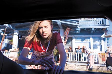 ４回目となるモデルのアギネス・ディーンとのコラボレーションシリーズは、３月３日から全世界で発売開始。スポーティでフェミニン、そしてドクターマーチンのエッセンスが落とし込まれたアイテムに注目が集まる