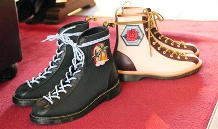 軽やかな薄めのソールと遊び心たっぷりのワッペンが目を引くブーツ、アギネスとのコラボレーションで誕生した（各２万９４００円）