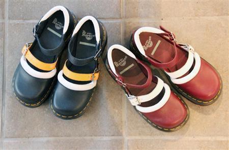 ドクターマーチンのアーカイブから復活したソレラソールを使い、個性的なカラーコンビネーションが魅力のサンダル（各２万３１００円）