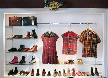 ドクターマーチンのオリジナルラインも、店頭には新作が登場。ブリティッシュサブカルチャーをテーマにしたデザインは、日本でも人気が高い（中央のワンピース１万８９００円）