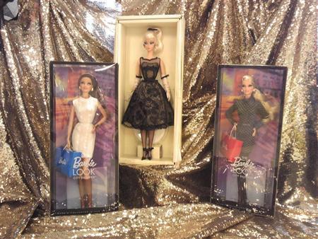 美容家、ＩＫＫＯ（いっこー）さんのバービー人形コレクションの一部。「私のファッションリーダー、バービーちゃん。美を助けてくれる大切な仲間なので、そのまま撮影するのではなく、キラキラのステージに立ってもらいました」