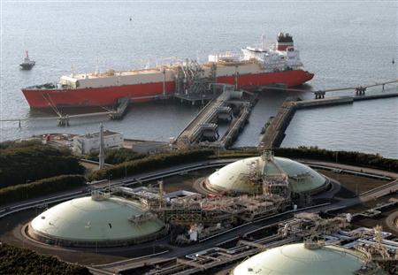 東京電力富津火力発電所のＬＮＧ基地。ＬＮＧの輸入増が貿易収支の赤字を広げている＝千葉県富津市（小野淳一撮影）