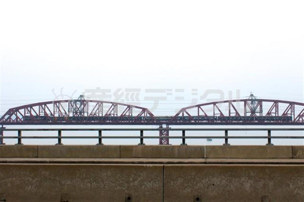 インドではガンジス川、英語名ではパドマ川と呼ばれるポッダ川と、そこに架かる新旧ふたつの橋