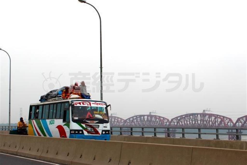 屋根の上に乗る人々。バングラデシュではごくありふれた風景で見慣れてしまうが、人命に関わる事故も少なくない