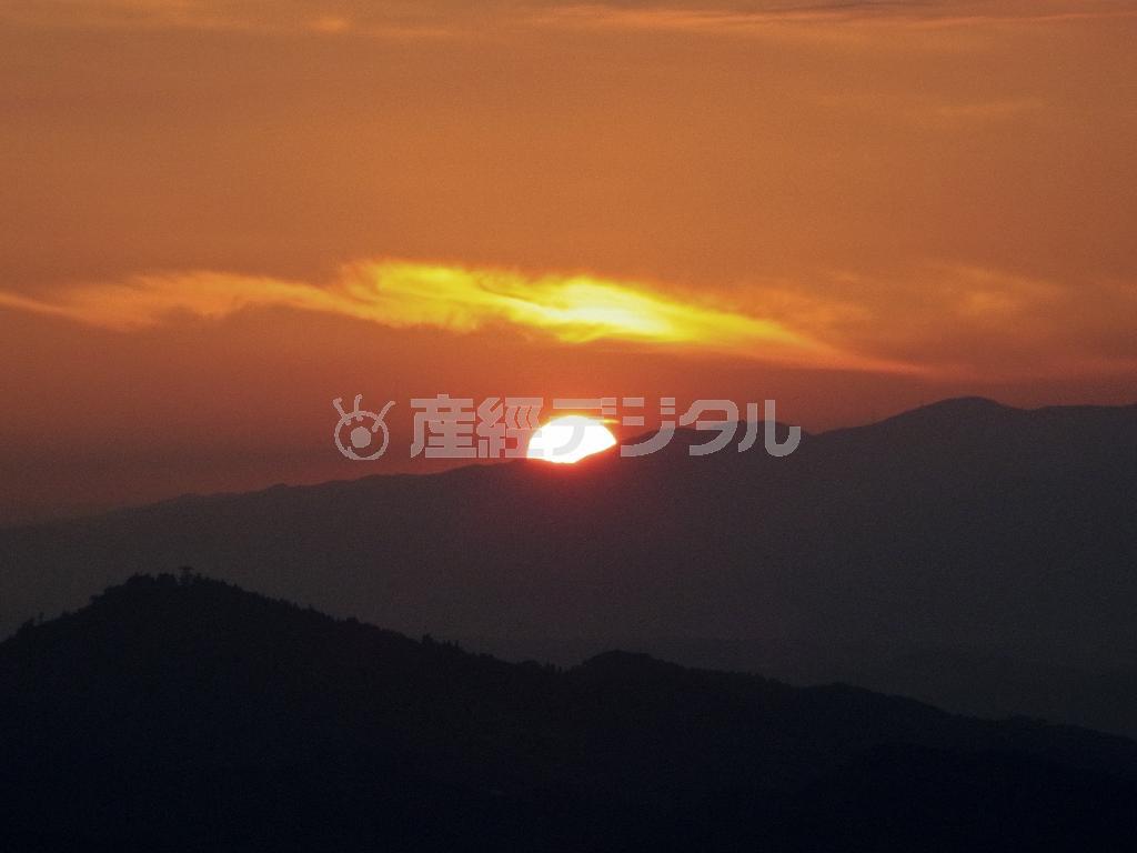 山上の金峯山寺（きんぷせんじ）からの美しい夕陽（井浦新さん撮影）