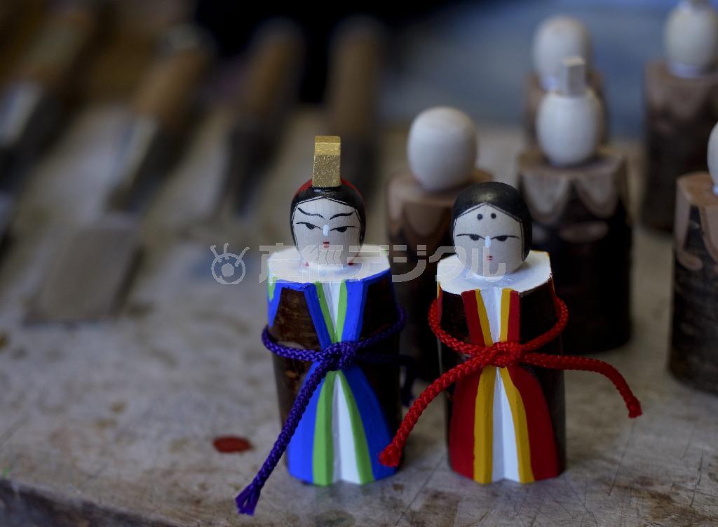 吉野雛は、吉野山の工芸の一つ。桜の木を彫り、彩色した、立ち姿の雛人形（井浦新さん撮影）