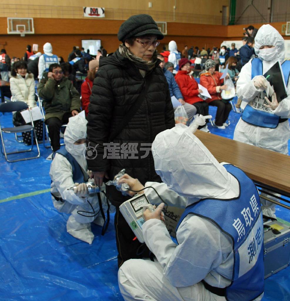 原発事故を想定した避難訓練でスクリーニング検査を受ける住民＝２０１３年１月２６日、鳥取県米子市（谷下秀洋撮影）