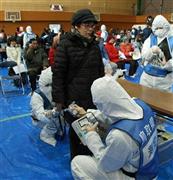 原発事故を想定した避難訓練でスクリーニング検査を受ける住民＝２０１３年１月２６日、鳥取県米子市（谷下秀洋撮影）