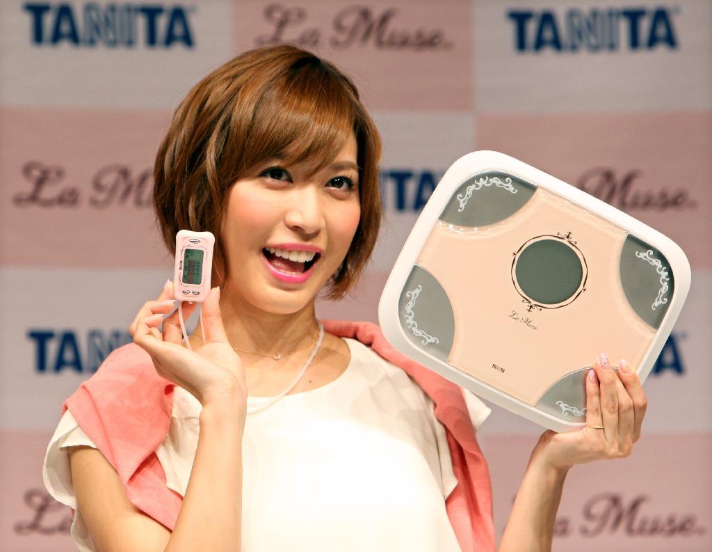 タニタ「ＬａＭｕｓｅ（ラミューズ）」の新製品を紹介するゲストの大島麻衣＝６日午後、港区の青山スパイラルホール（瀧誠四郎撮影）