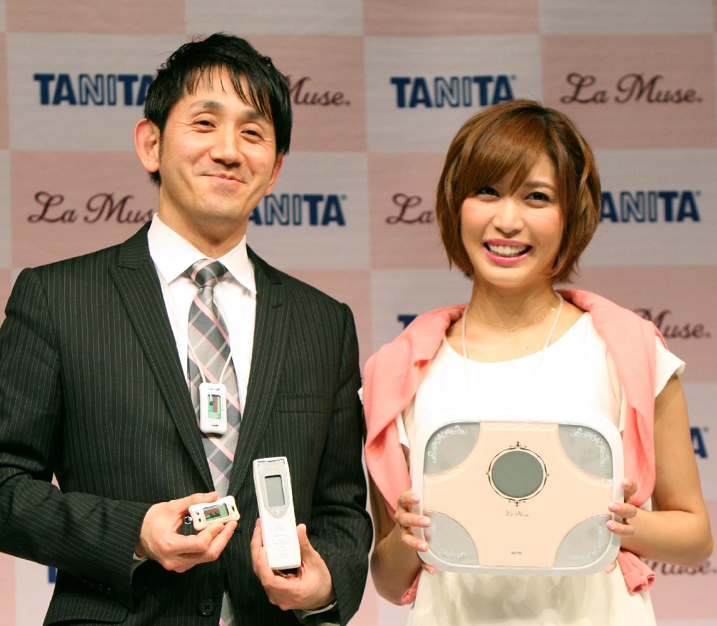 タニタ「ＬａＭｕｓｅ（ラミューズ）」の新製品を紹介するゲストの大島麻衣。左は谷田千里社長＝６日午後、港区の青山スパイラルホール（瀧誠四郎撮影）