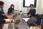 「テックプラングランプリ」最終選考の打ち合わせをする渡邊恵太さん（右）＝東京都新宿区のリバネス本社