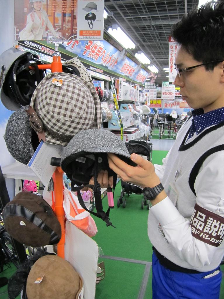 大手家電量販店で扱っている「カポル」。一見、へルメットよりもしゃれた帽子のようだ＝大阪市北区のヨドバシカメラ・マルチメディア梅田