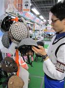 大手家電量販店で扱っている「カポル」。一見、へルメットよりもしゃれた帽子のようだ＝大阪市北区のヨドバシカメラ・マルチメディア梅田