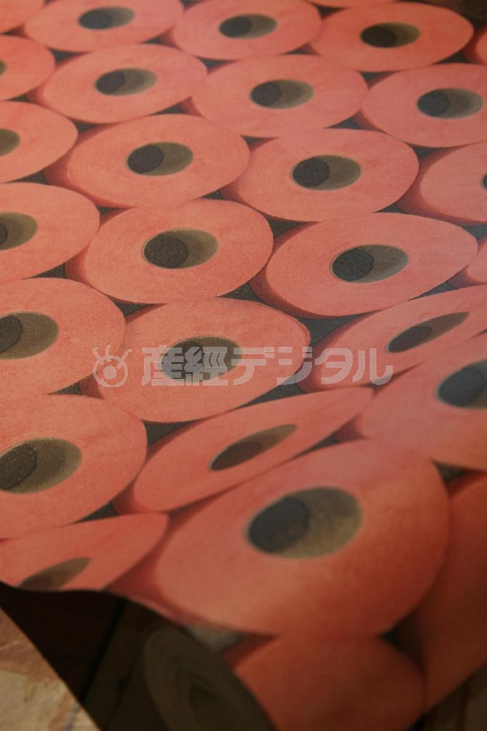 トイレットスピリット（８８８０円）と名付けられたピンクのトイレットペーパー柄はアート感覚と遊び心があふれる壁紙だ