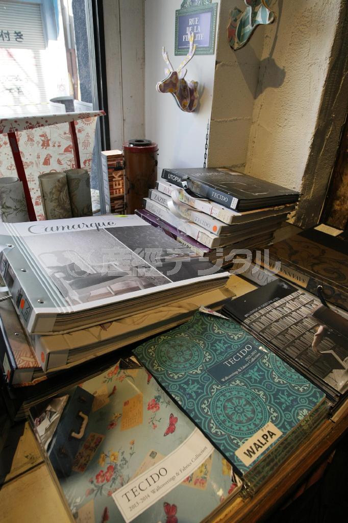 欧州各国の壁紙の見本台帳はまるでアート系のビジュアルブックのようにおしゃれ