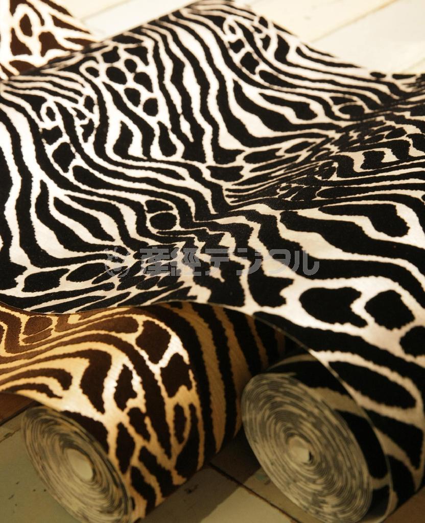 ゼブラパンサー（１万５８００円から）と名付けられたアニマルプリントの壁紙はイギリスの大手メーカー「グラハム＆ブラウン」のもの。バーなどの店舗に使用されることが多いそう