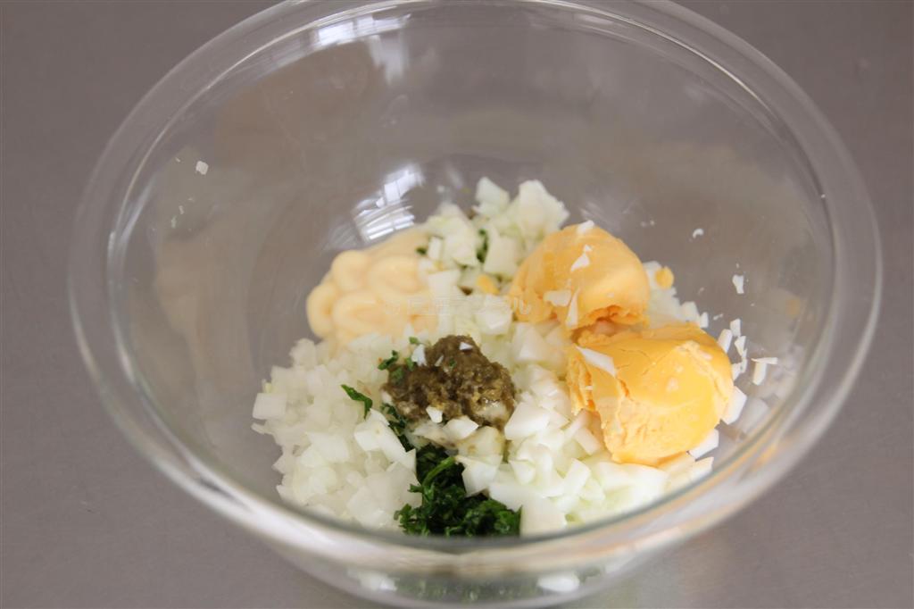 たらのムニエル＿ゆずこしょう風味のタルタルソース添え（作り方２）＿＿ゆで卵を刻んで、玉ねぎ、パセリを加え、マヨネーズ、ゆずこしょうを加え混ぜる。
