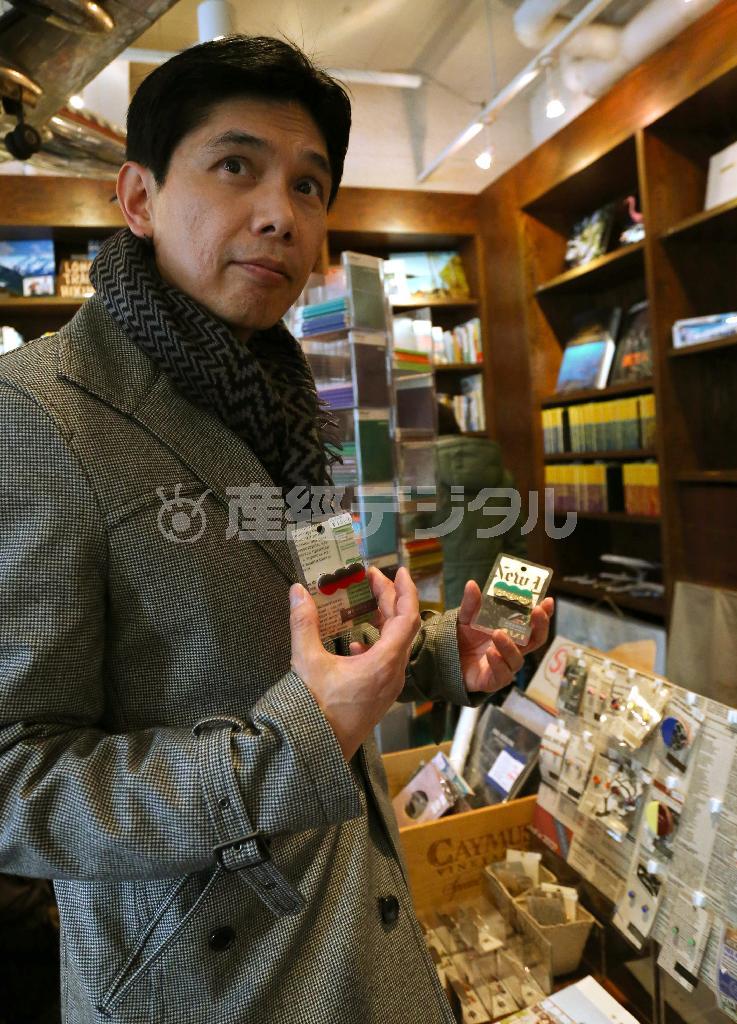 「どの色がいいかな？」と迷う天童さん。あれこれ選ぶのも楽しい＝２０１４年２月１２日、東京都港区の「ＢＯＯＫ２４６」（宮崎裕士撮影）