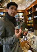 「どの色がいいかな？」と迷う天童さん。あれこれ選ぶのも楽しい＝２０１４年２月１２日、東京都港区の「ＢＯＯＫ２４６」（宮崎裕士撮影）