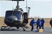 自衛隊のヘリで運ばれてきた機材を搬出するＮＴＴグループの社員ら＝６日午後、埼玉県・陸上自衛隊朝霞訓練場