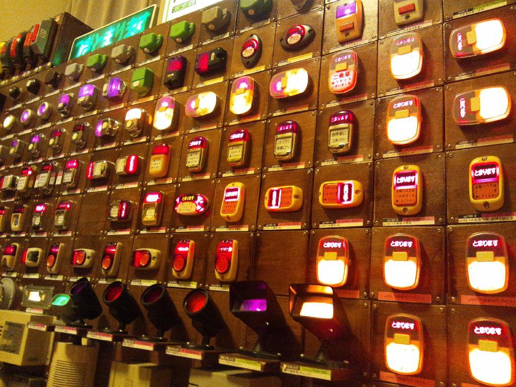 昨年暮れに東京で開かれた展示会で披露された降車ボタンの数々