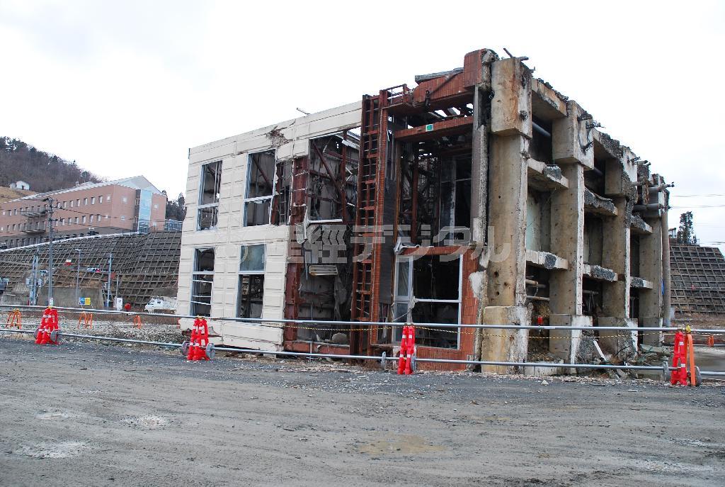 全国から多くの人が訪れ、津波の犠牲者を思い手を合わせることもある宮城県牡鹿郡女川町の江島共済会館。解体が決まった＝２０１４年３月２日（石井那納子撮影）