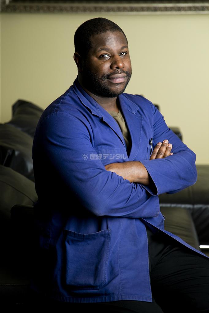 「自分が有色人種であることが自分の仕事に対して何らかの影響を与えていると思う」というスティーブ・マックイーン監督＝２０１４年２月１１日、米カリフォルニア州ロサンゼルス（Ｃ）Ｋａｏｒｉ＿Ｓｕｚｕｋｉ