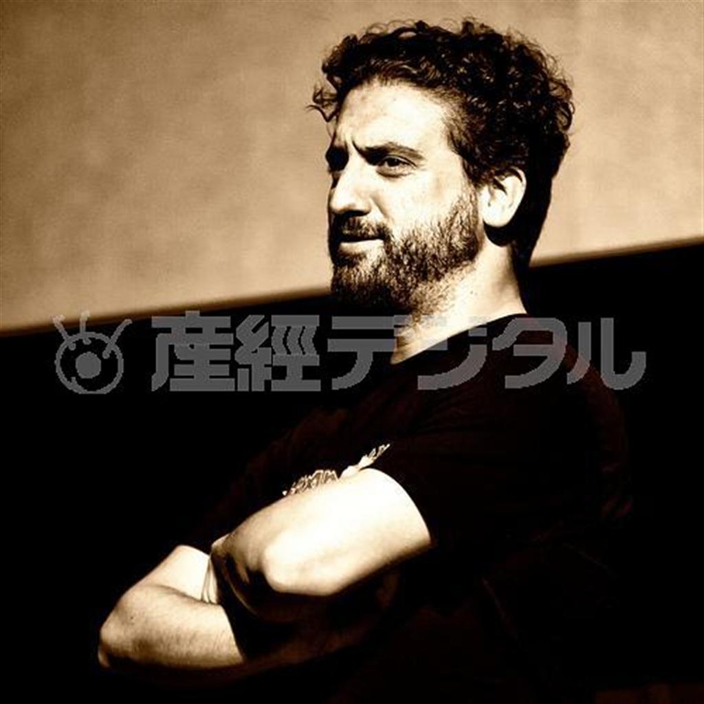 「ピアノを習ったのは３～４歳のとき。僕にとって一つの言語として身につきました」と語るエウヘニオ・ミラ監督（スキップ提供）