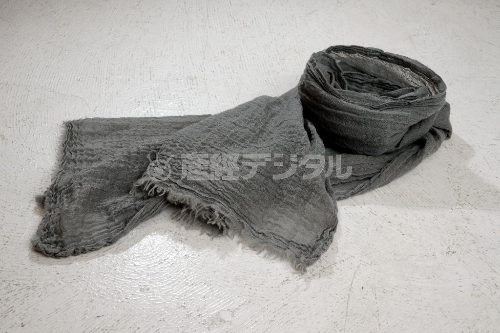 天然染料のみで染められたストール（大山実撮影）