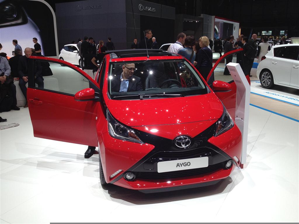 トヨタ自動車が６月から欧州で発売する小型車「ＡＹＧＯ」。仏プジョーシトロエングループ（ＰＳＡ）と車台を共同開発した