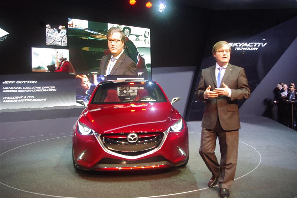 マツダが市販を視野に開発中の「ＨＡＺＵＭＩ（ハズミ）」。マツダ２（デミオ）の次期モデルとみられる＝４日、ジュネーブモーターショー