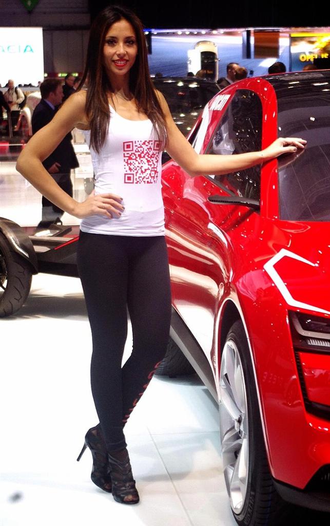 独ＶＷ傘下の伊デザイン工房、イタルデザイン・ジウジアーロのコンセプトカーの横でポーズを取るモデル＝４日、ジュネーブモーターショー