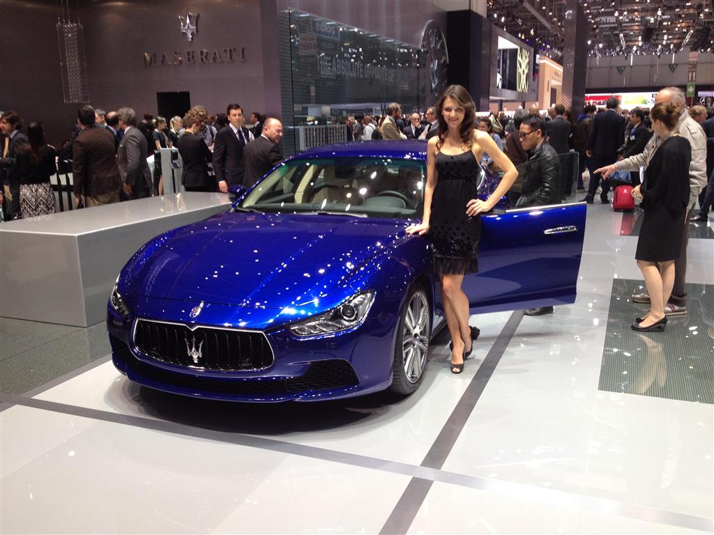 マセラッティの横でポーズを取るモデル＝４日、ジュネーブモーターショー