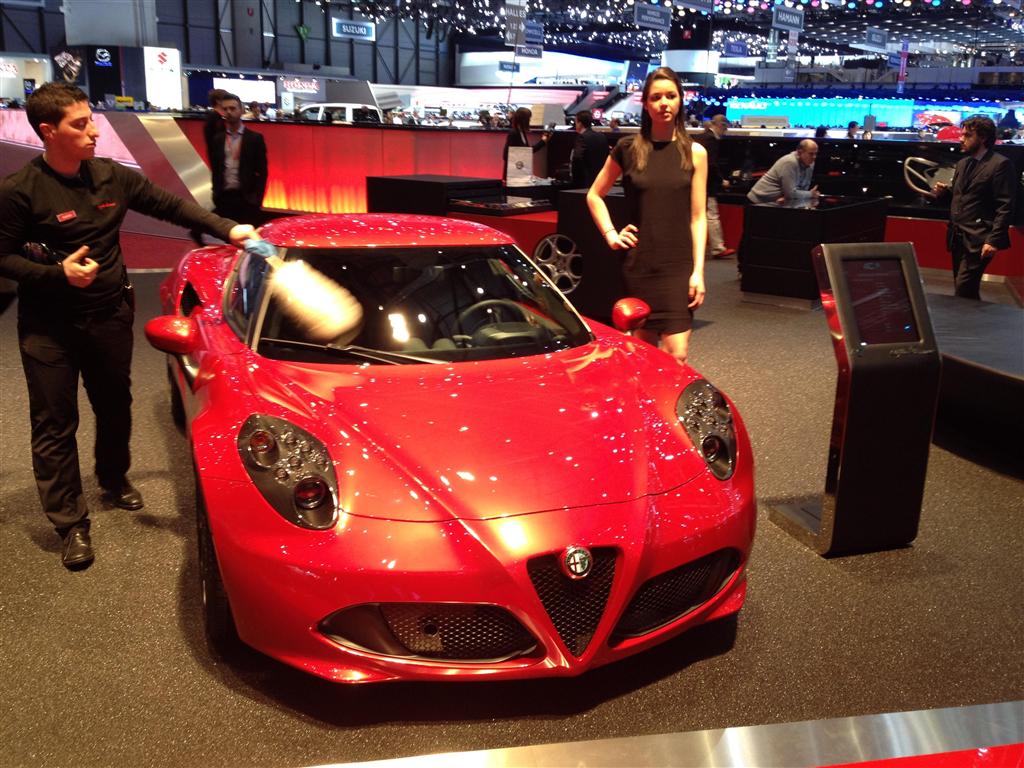 伊アルファロメオのスポーツカー＝４日、ジュネーブモーターショー