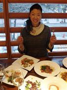 ディナーまたは土曜日ランチで味わえるコース料理（要予約）を前にご満悦の渡部郁子アナ