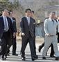 厳しい表情で整備計画予定地に向かう安倍晋三首相（中央）。右端は渡辺利綱大熊町長＝８日午後１時５３分、福島県大熊町大川原（代表撮影）
