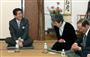 避難指示が解除される都路地区住民との対話に臨む安倍首相（左）＝８日午後２時45分、福島県田村市（代表撮影）