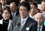 福島県訪問を終え、報道陣の質問に答える安倍首相＝８日午後３時21分、福島県田村市（代表撮影）