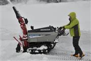 ホンダの大型除雪機「ＨＳＬ２５１１」。燃費が１５％向上するなど、環境性能に優れたモデルとなった