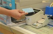 店頭に置かれたワオンの決済端末機。複数の電子マネーに対応しているのが特徴だ