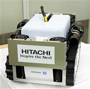 日立製作所が福島第一原発の汚染水漏れに対応するために開発した水中走行遊泳型ロボット＝１０日、東京都千代田区（黄金崎元撮影）