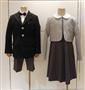 男児用の「ドレッサージュ」のブレザーとパンツの組み合わせ（左）と女児用の「ミルフィーユ」のジャケットとワンピースの組み合わせ（右）＝東京都中央区の日本橋三越本店