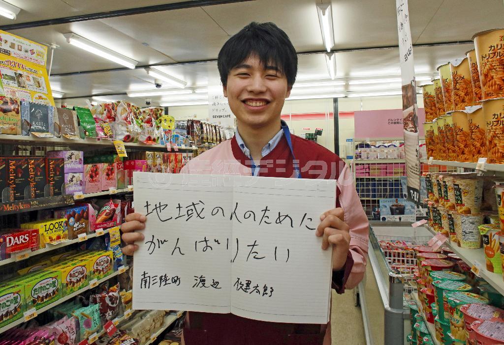震災を機に進学を断念し、店を継いで店長に就任。３年経った今でも仮設店舗での営業が続くが、２０１３年５月からは２４時間営再開にこぎつけた＝２０１４年１月２７日、宮城県本吉郡南三陸町（松本健吾撮影）