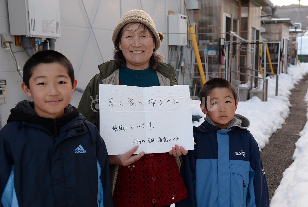 震災で自宅が全壊し、今は仮設住宅に。ハウスや農業機具も流され、イチゴ栽培からの引退を決断。斉藤まつ子さんは「家族全員で囲める大きな食卓がないのが残念です。少しでも早く、元の家のあった場所に戻ることを励みに暮らしていきたい」と胸の内を漏らした＝２０１４年２月１０日、宮城県亘理郡亘理町（鴨川一也撮影）