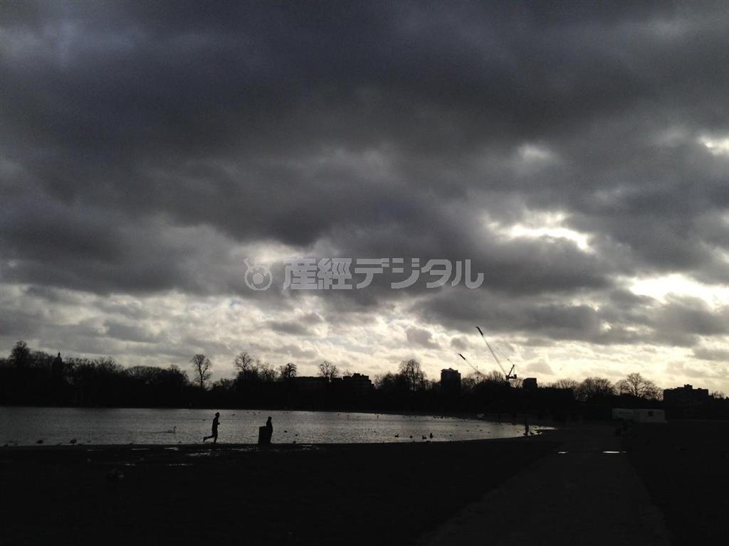 ハイドパークにて。この光景をきちんと身体に刻むことが出来たのか、それともせっせと液晶画面を確認していたのか＝英国・首都ロンドン（長塚圭史さん撮影）